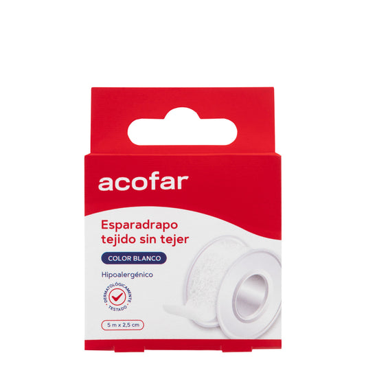 Esparadrapo Acofar Microperforado Plastic asegurando una gasa en la mano