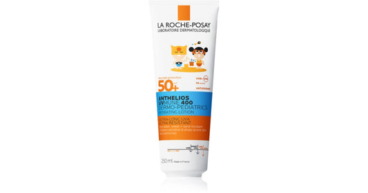 Bebé aplicando La Roche-Posay Anthelios SPF 50+ Dermopediatrics Leche en la playa.