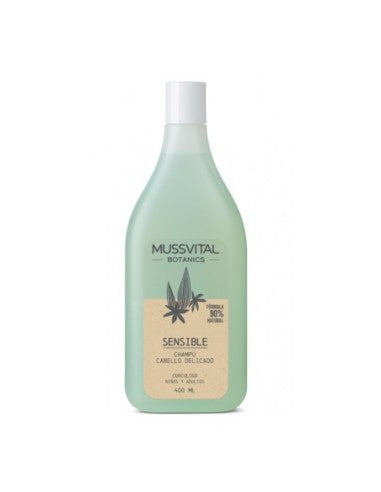 Botella de Mussvital Botanics Champú para Cabello Sensible sobre fondo blanco