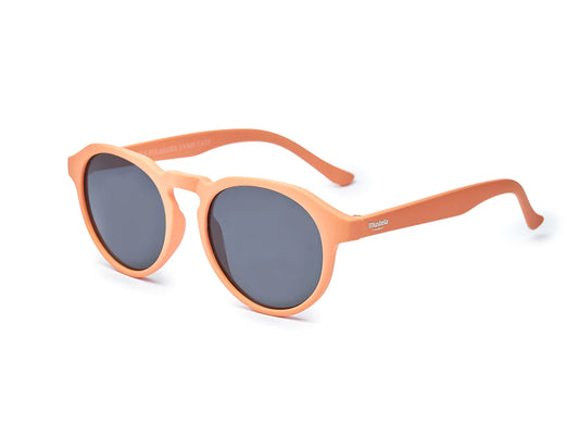 Gafas de sol para adulto de la marca Óptica, con protección UV y diseño moderno.
